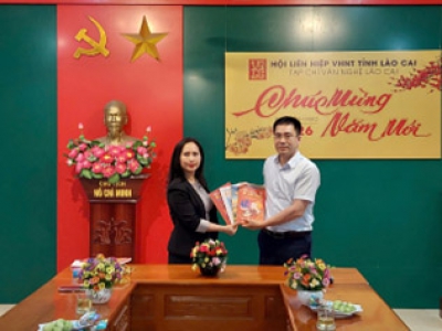 Trung t&acirc;m Hỗ trợ s&aacute;ng t&aacute;c văn học nghệ thuật thăm v&agrave; l&agrave;m việc với Hội Văn học Nghệ thuật L&agrave;o Cai